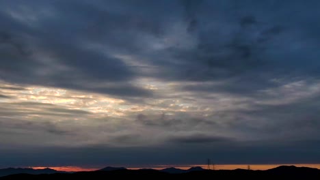 Un-Cielo-Sombrío-Temprano-En-La-Mañana