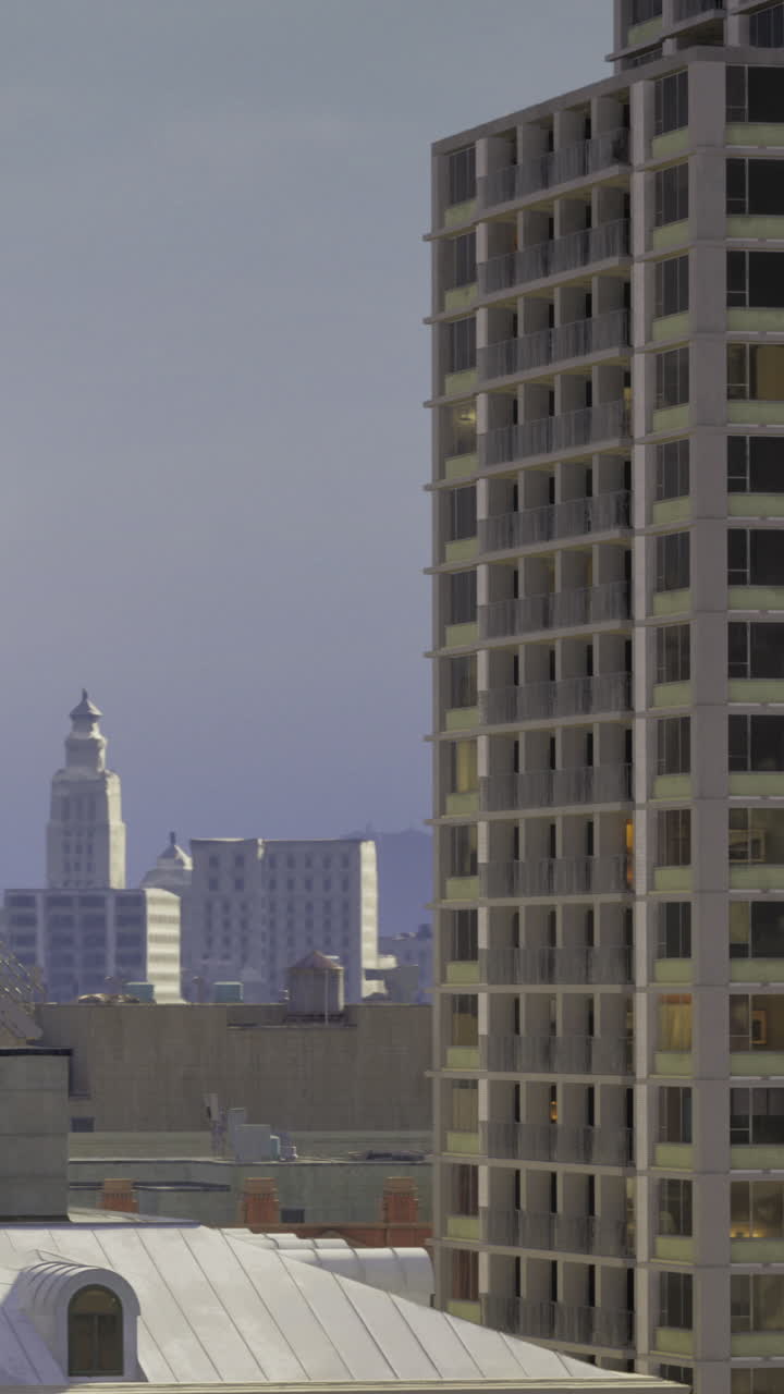 El horizonte urbano al amanecer revela una ciudad quieta que despierta con promesa