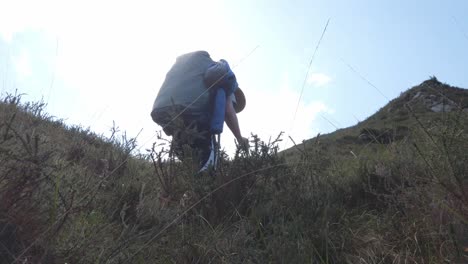hombre subiendo una montaña