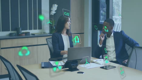 animación de iconos de ecología sobre diversos colegas que usan portátiles y discuten el trabajo en la oficina