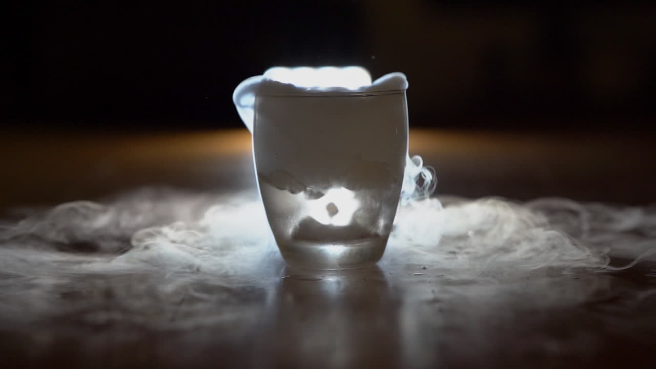 agua sobre hielo seco en un vaso