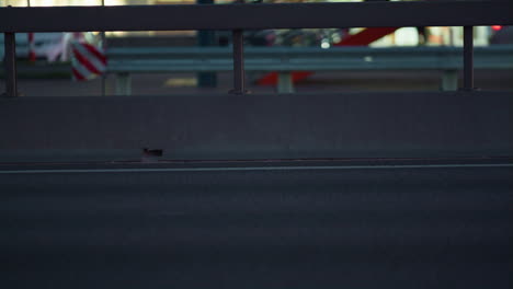 Verschiedene-Autos-Fahren-Abends-Auf-Autobahnspuren.-Blick-Auf-Die-Leitplanke-Der-Autobahn.