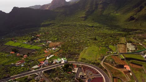 Hermoso-Valle-Con-Carretera-Y-Edificios-En-Santiago-Del-Teide,-Tenerife,-Antena