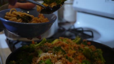 Un-Delicioso-Plato-De-Pasta-Y-Arroz-Salteado-Con-Verduras,-Una-Comida-Perfecta-Para-Un-Estilo-De-Vida-Activo---Cámara-Lenta