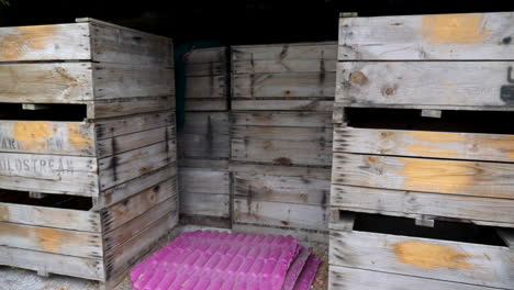panorámica que muestra cajas de vino almacenadas en una bodega