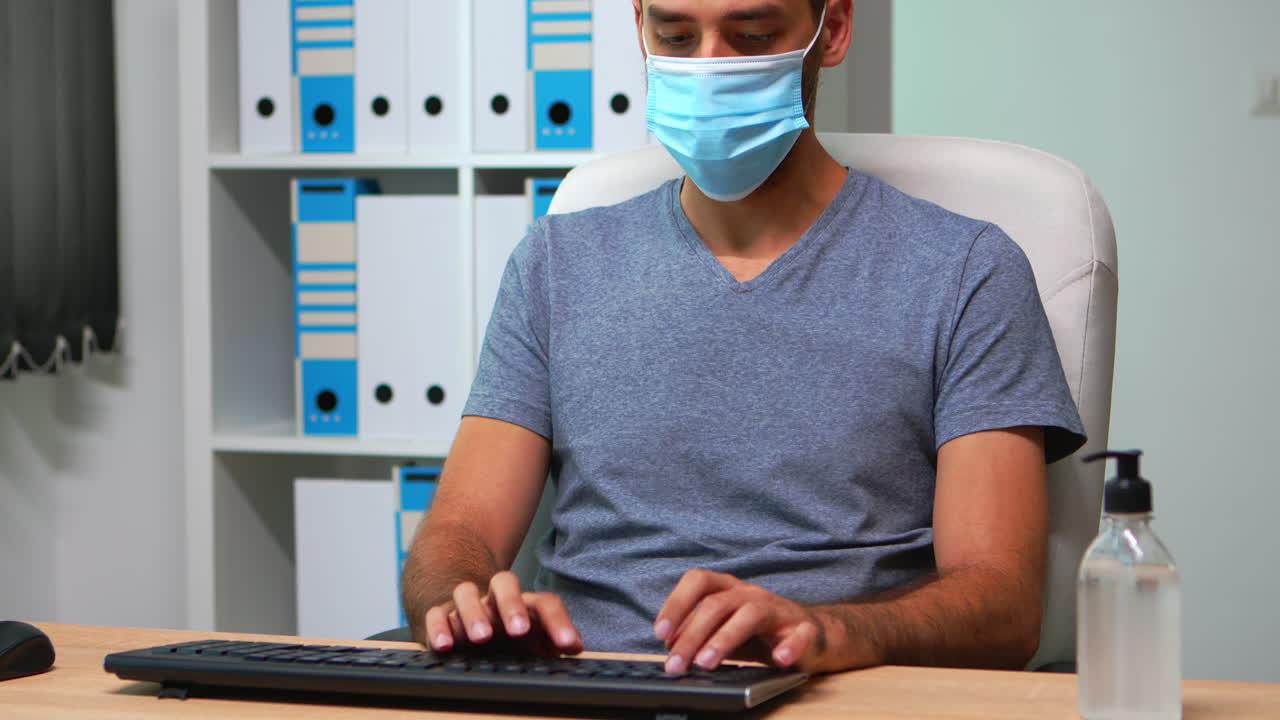 hombre con máscara mirando a la cámara