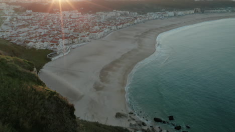 Blick-Vom-Aussichtspunkt-Des-Strandes-Von-Nazaré-Bei-Sonnenaufgang-In-Portugal---Drohnenaufnahme-Aus-Der-Luft