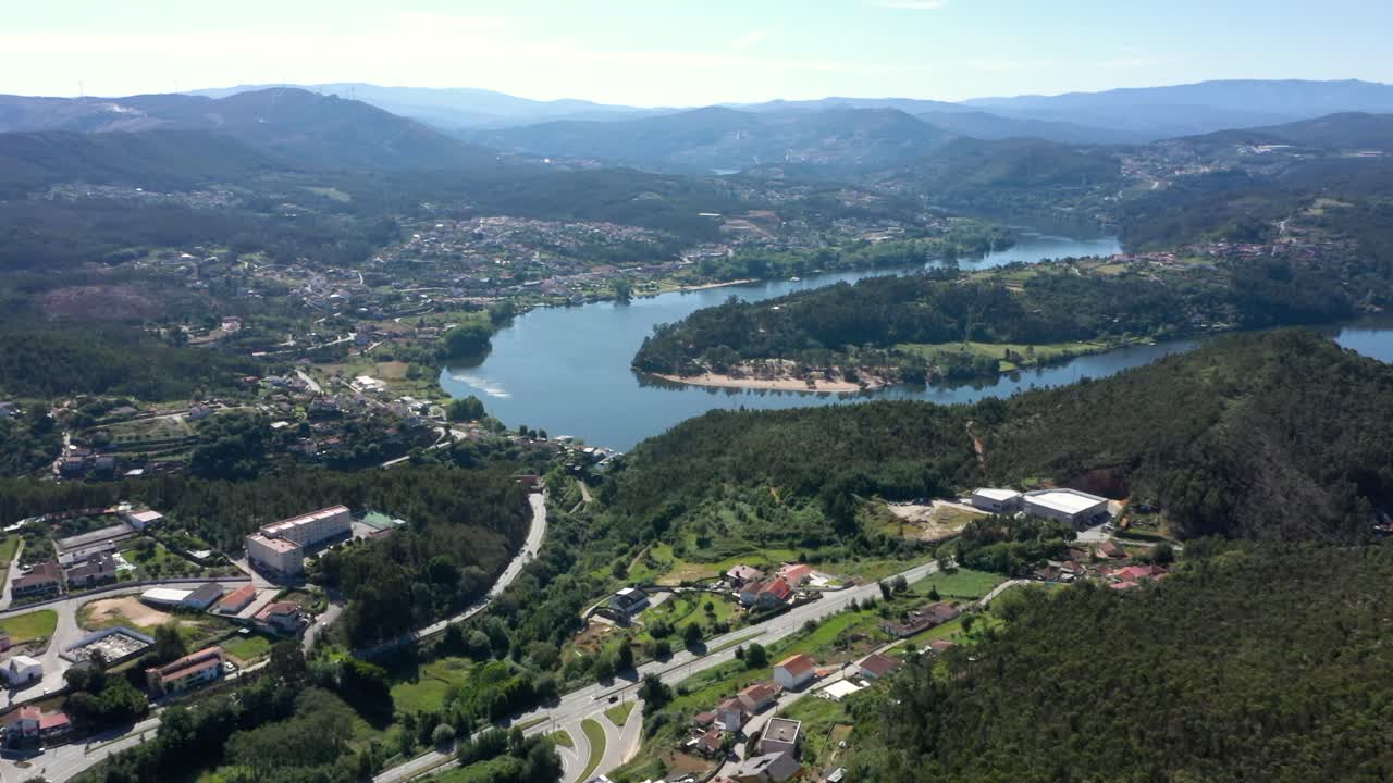 Inquadratura di apertura con drone del fiume Douro e del paesaggio urbano a Gondomar, Portogallo.
