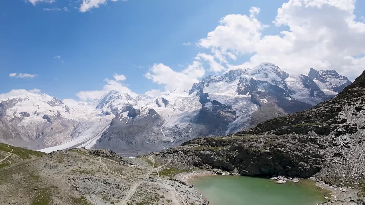 vuelo hacia los hermosos alpes suizos sobre un pequeño lago glacial en zermatt, suiza, europa
