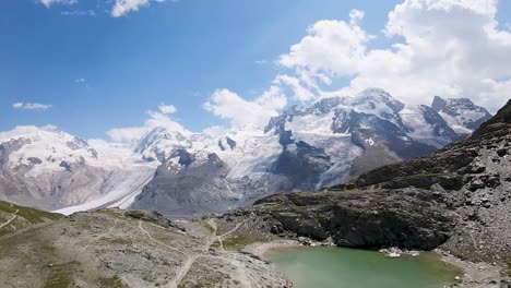 vuelo hacia los hermosos alpes suizos sobre un pequeño lago glacial en zermatt, suiza, europa