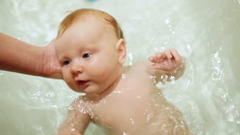 Los-Padres-Bañan-A-Su-Bebé-En-El-Baño