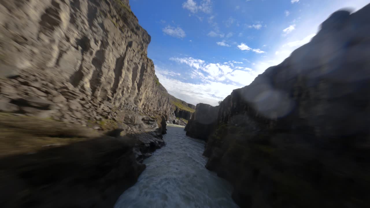 dramático vuelo aéreo de drones fpv sobre islandia cascada y acantilados del cañón