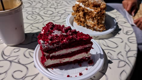 deliciosos pasteles y café en la mesa en la cafetería al aire libre, vista de movimiento