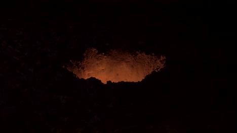 pozo en llamas arde en la oscuridad