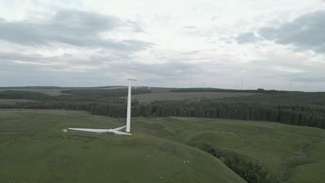 Luftaufnahme-Einer-Windturbine,-Die-Gerade-Installiert-Wird