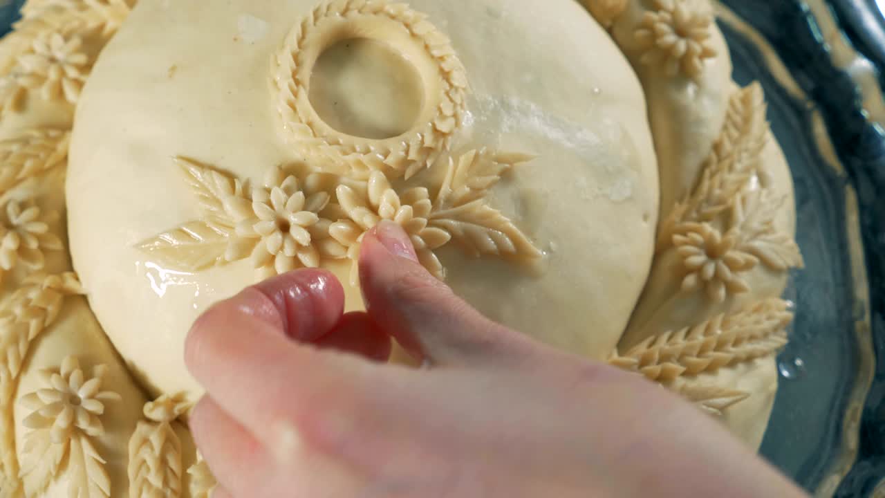 꽃과 잎으로 장식된 큰 둥근 파이.