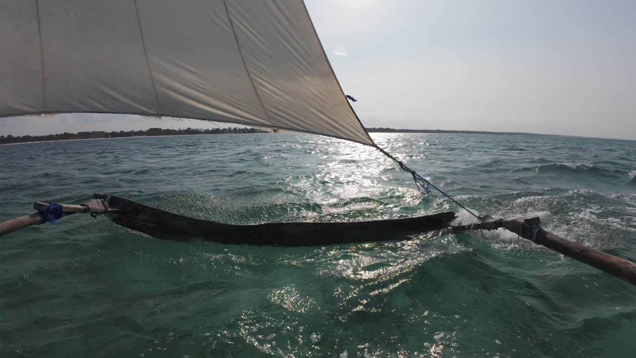vista del océano tropical desde un barco de vela de madera tradicional en marcha en una tarde soleada