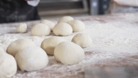 Diversos-Panaderos-Trabajando-En-La-Cocina-De-La-Panadería,-Haciendo-Panecillos-De-Masa-En-Cámara-Lenta