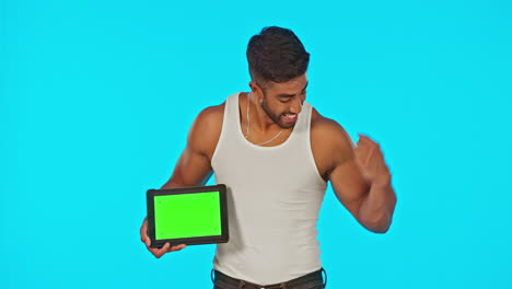 cara, pantalla verde y hombre con la tableta apuntando