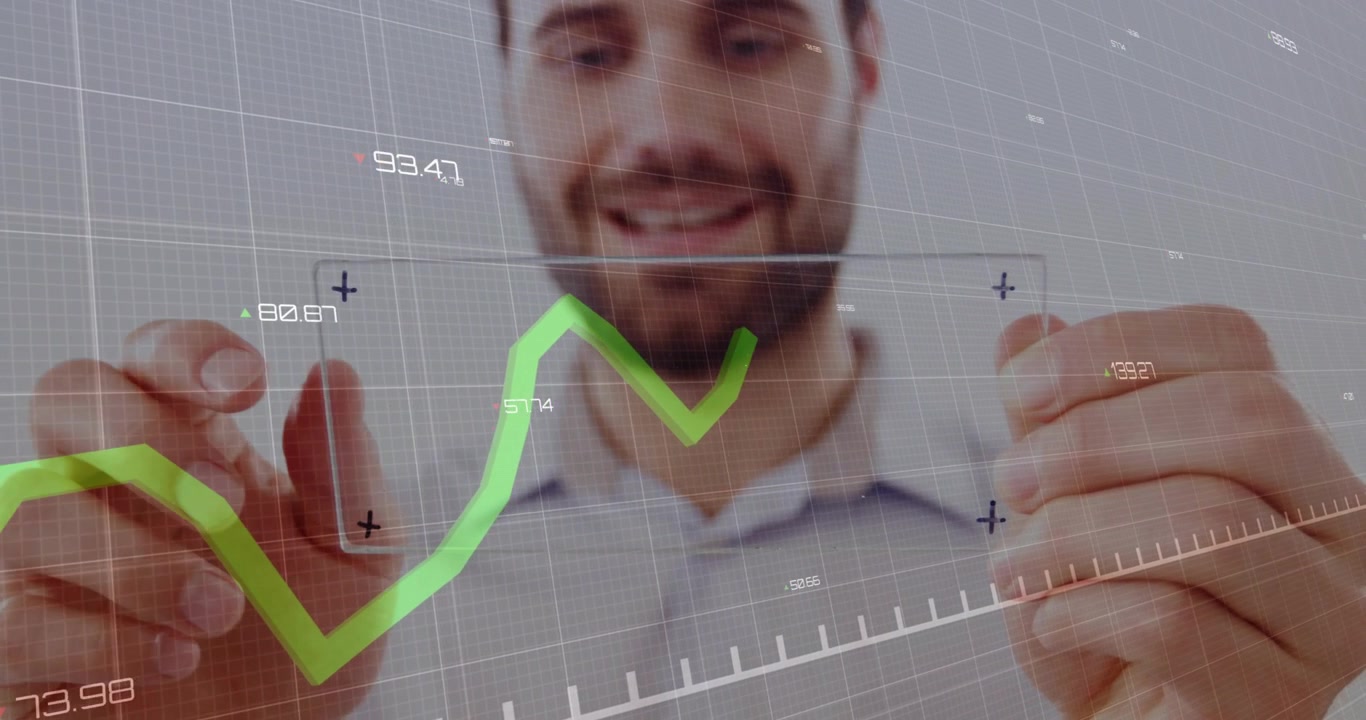 Professionista aziendale che tocca un'interfaccia olografica trasparente e perfeziona un grafico per la visualizzazione dei dati