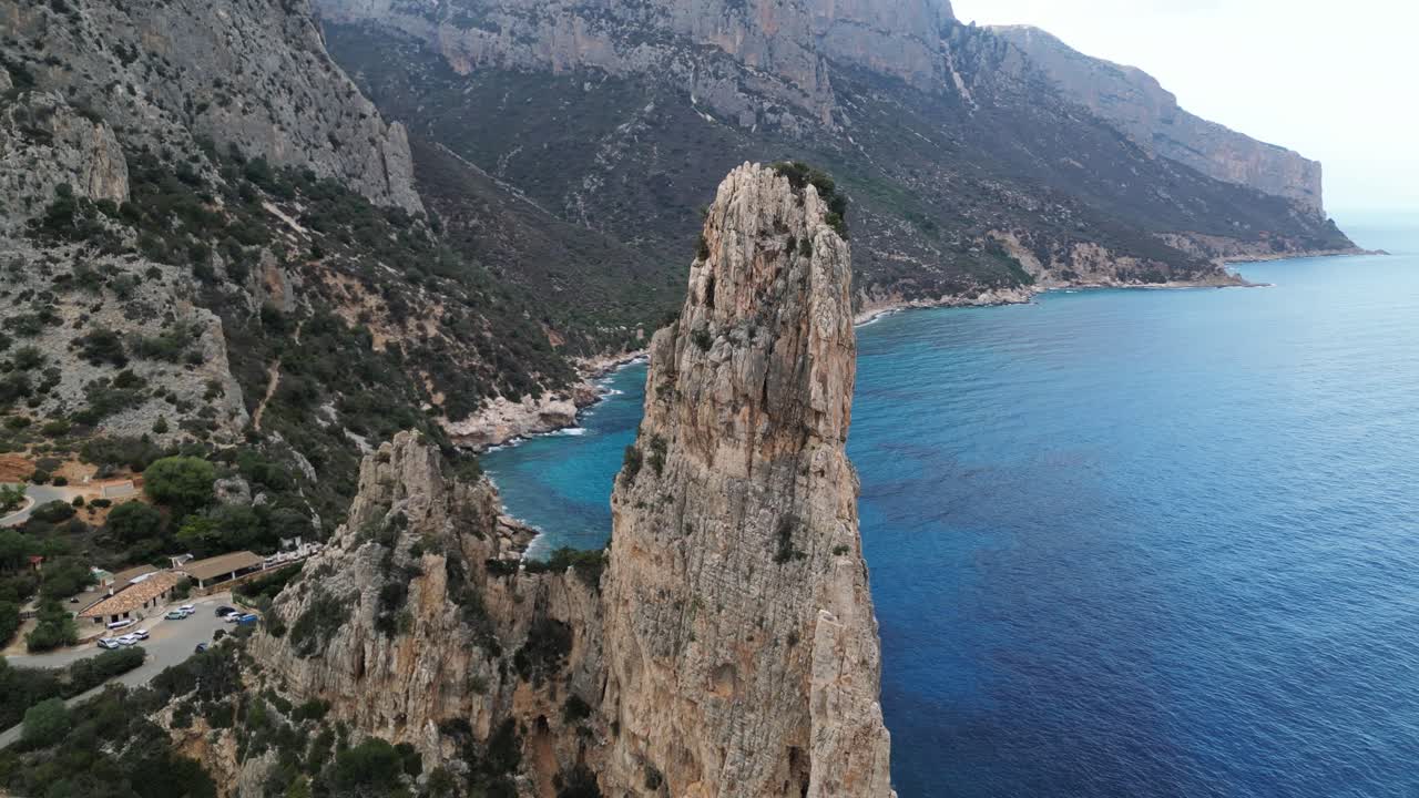 Ripresa drone con effetto parallasse della roccia di Pedra Longa in Sardegna, Italia
