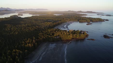 Vista-Aérea-De-Drones-Del-Increíble-Paisaje-Y-La-Costa-De-La-Isla-De-Vancouver,-Canadá,-A-La-Luz-Del-Sol-Del-Atardecer-Con-Niebla-En-El-Horizonte