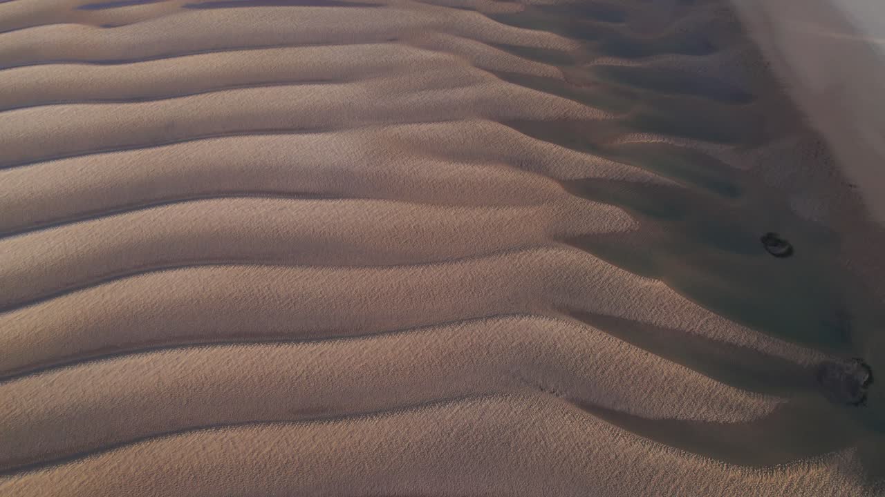 dunas de arena superadas por el aumento de los niveles de agua, vista aérea de drones
