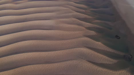 dunas de arena superadas por el aumento de los niveles de agua, vista aérea de drones