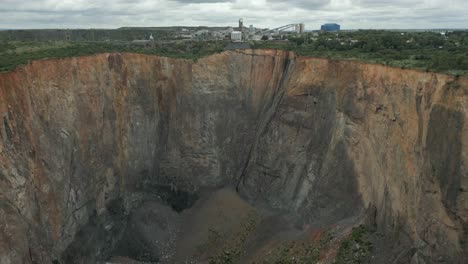 espectacular sobrevuelo aéreo del tajo abierto abandonado de la mina de diamantes cullinan