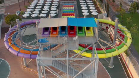 coloridas diapositivas del parque acuático vista aérea