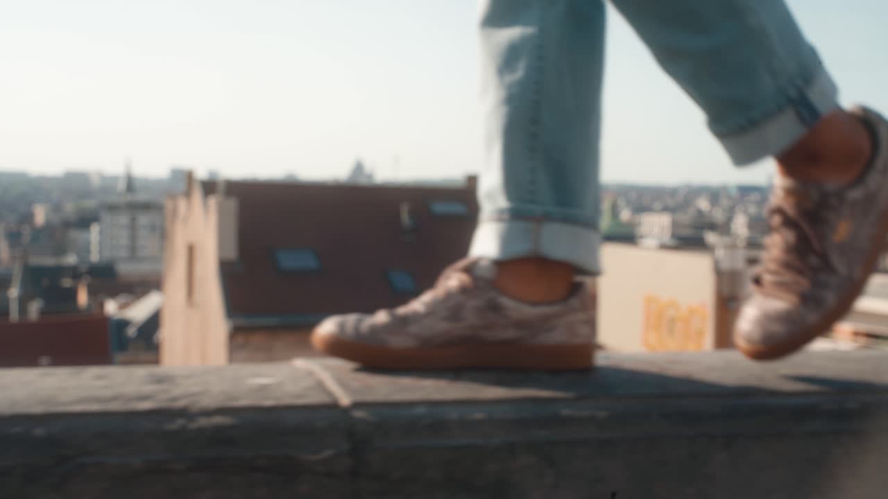 pasos en la repisa frente al horizonte de bruselas en el palacio de justicia en bruselas