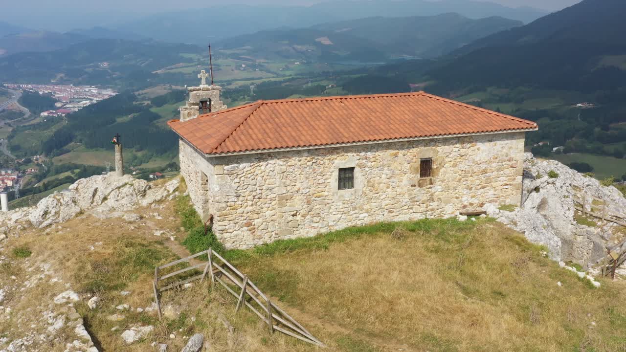 Veduta aerea con drone dell'eremo di Aitzorrotz sulla cima di una montagna nei Paesi Baschi.