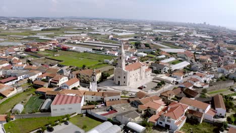 Schwenkbewegung-über-Eine-Stadt-Mit-Einer-Kirche-In-Der-Mitte