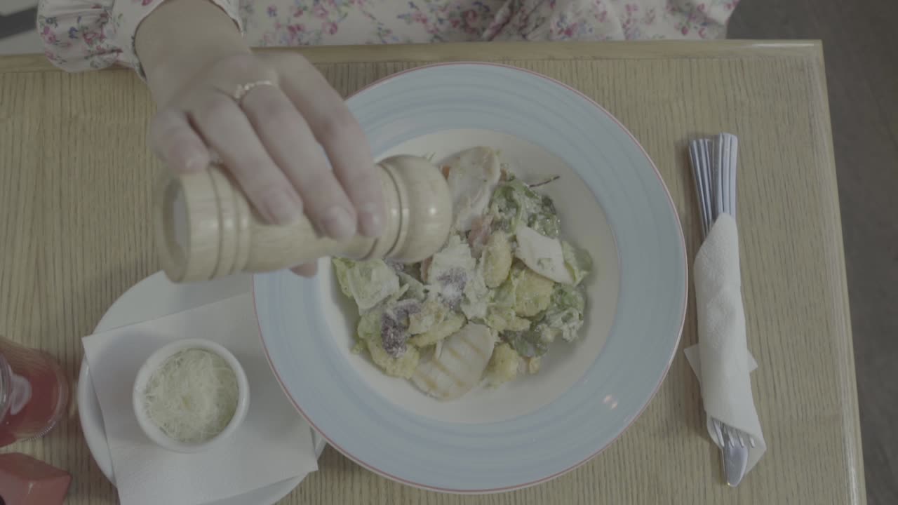 카이사르 러드를 먹는 여자