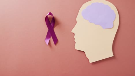video de púrpura agregar o cinta de concienciación de tdah y cabeza con cerebro púrpura, en marrón con espacio de copia.