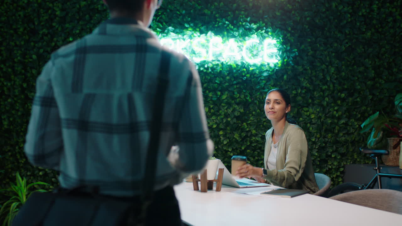 joven mujer de negocios que trabaja hasta tarde colegas que intercambian ideas creativas discutiendo la fecha límite del proyecto colaborando planificando una estrategia exitosa en el moderno espacio de trabajo de la oficina de inicio