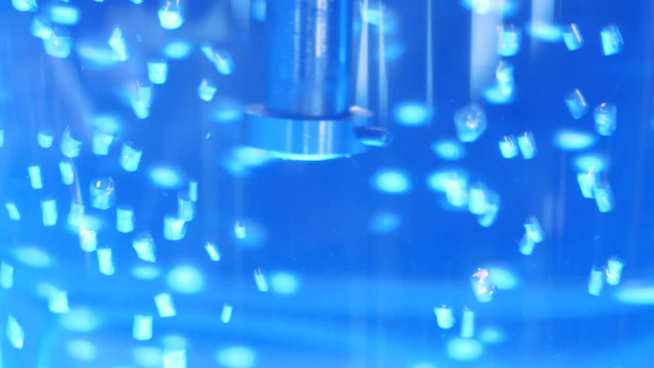 파란색 액체와 거품 및 서