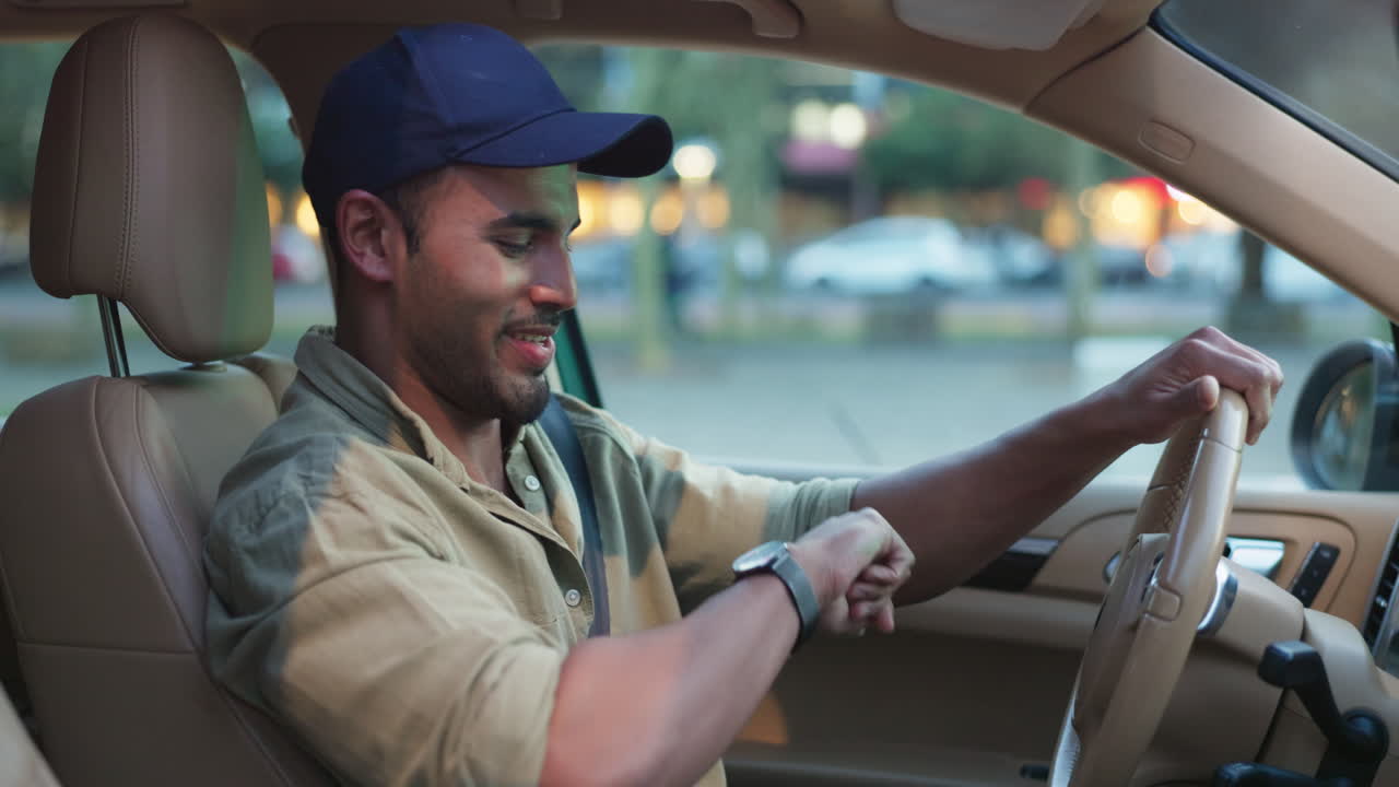 hombre conduciendo coche