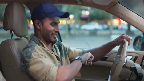 hombre conduciendo un coche