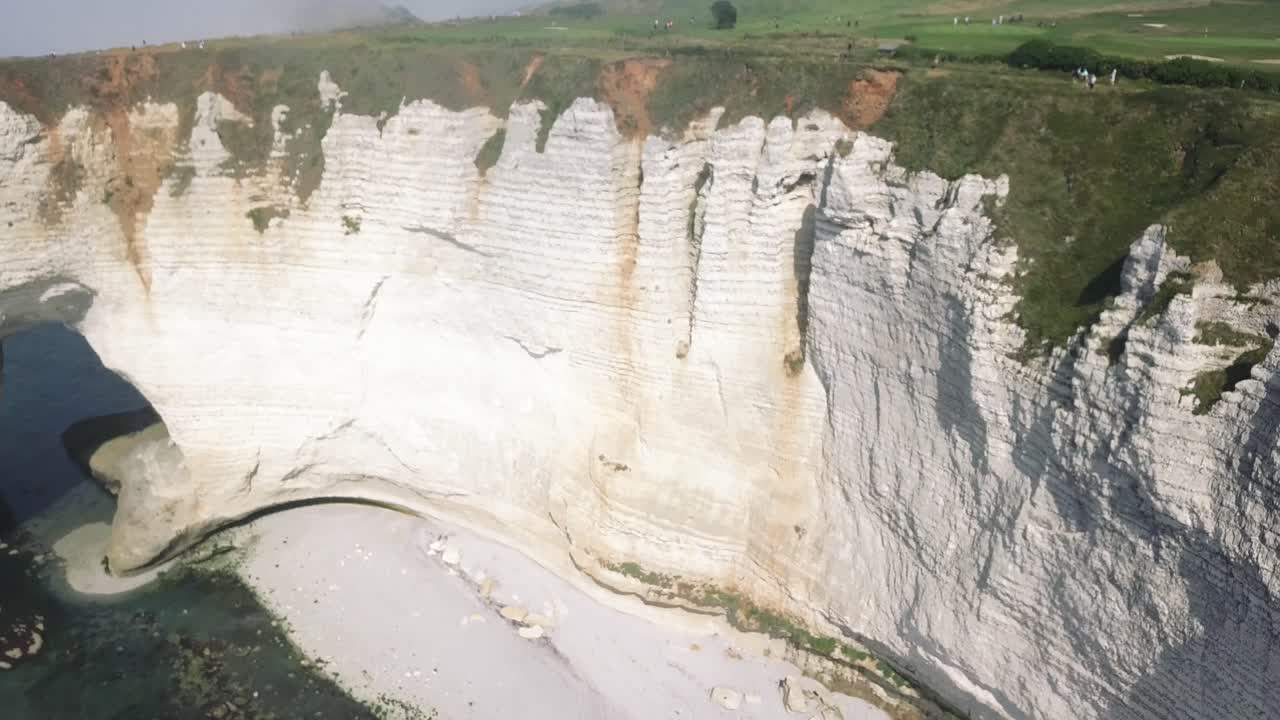 vista aérea de los acantilados de etretat, francia