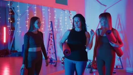 mujeres en una clase de yoga
