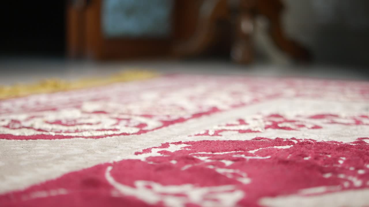 Primo piano di un tappeto rosso a motivi