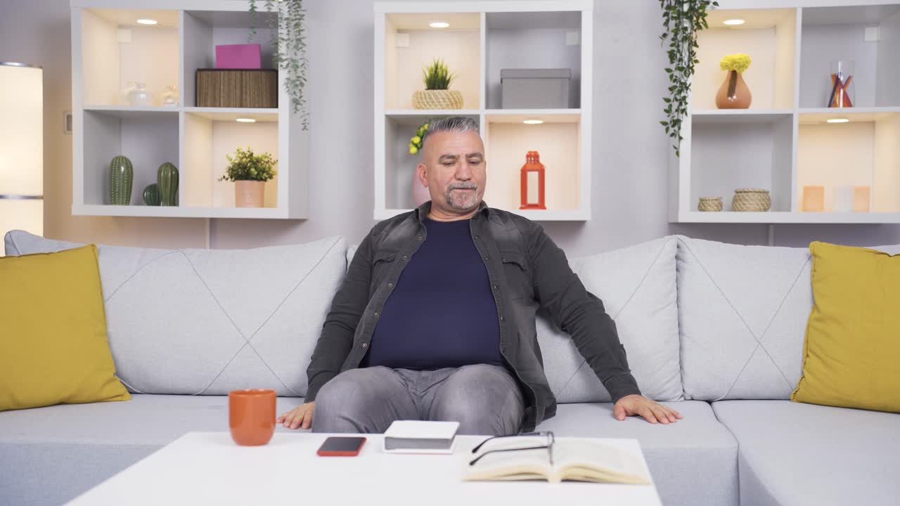 분리로 고통받는 노인.