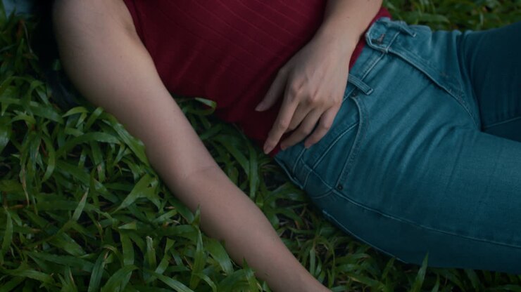 mulher relaxando em um parque.