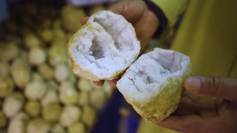 mani che aprono il geode da vicino