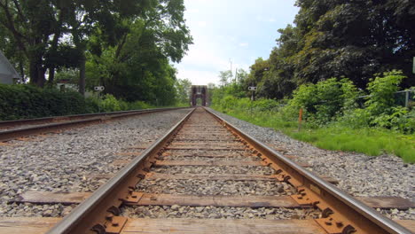 Blick-Auf-Eine-Eisenbahn,-Bäume,-Brücke-Und-Einen-Schönen-Himmel,-Naturlandschaft