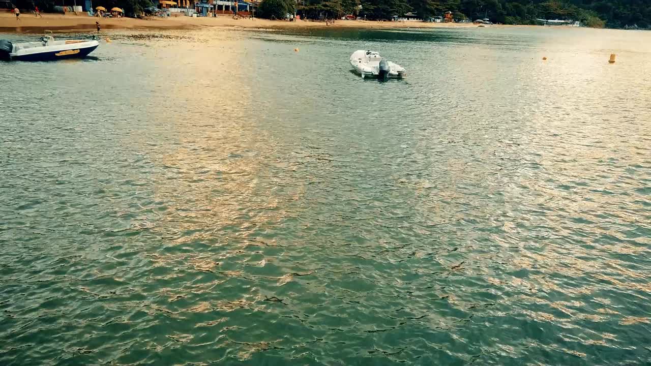 Barche che aspettano vicino alla riva