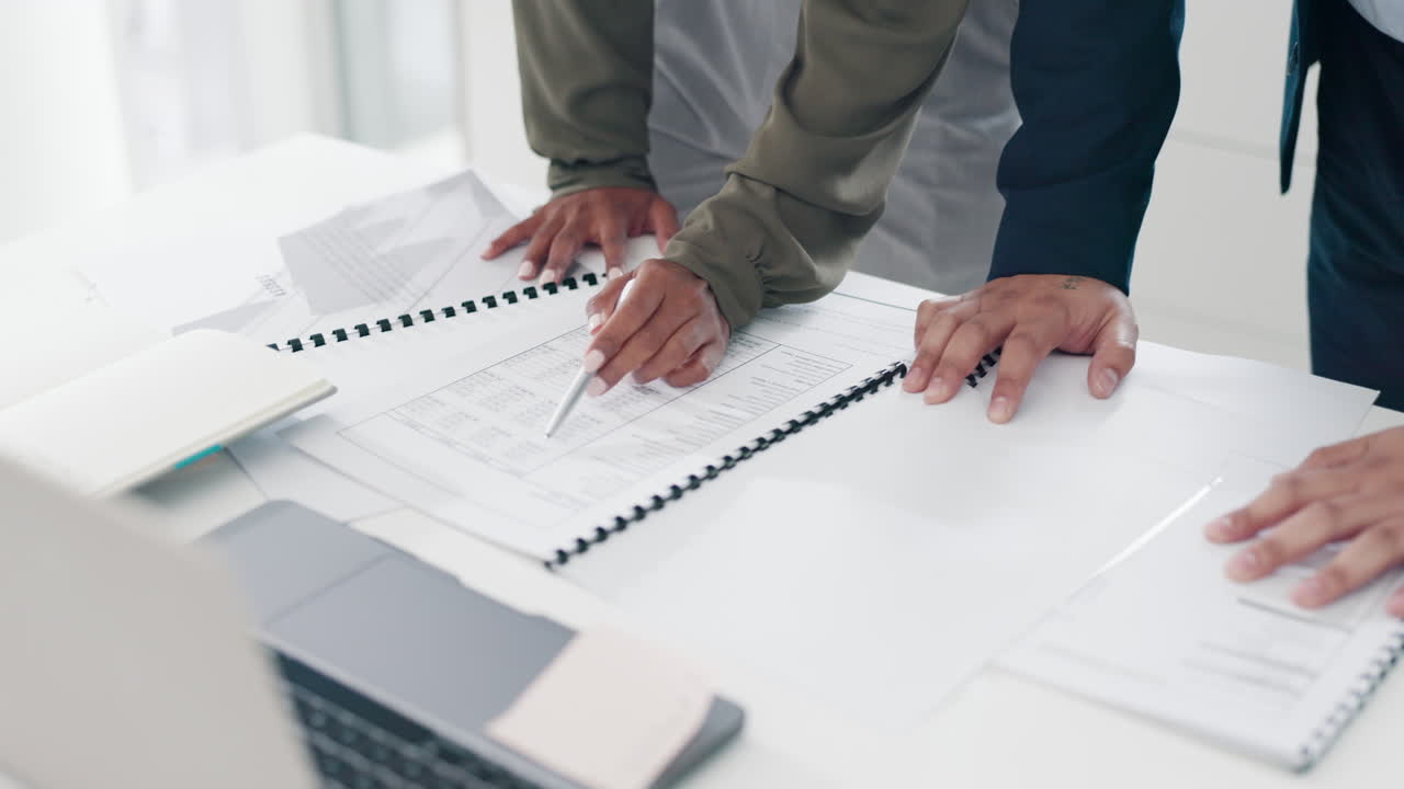 직원, 사무실 서류, 사업가들