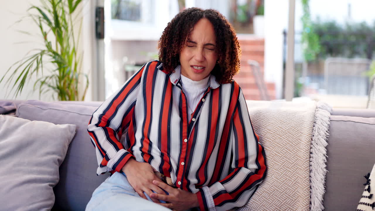 mujer con dolor abdominal