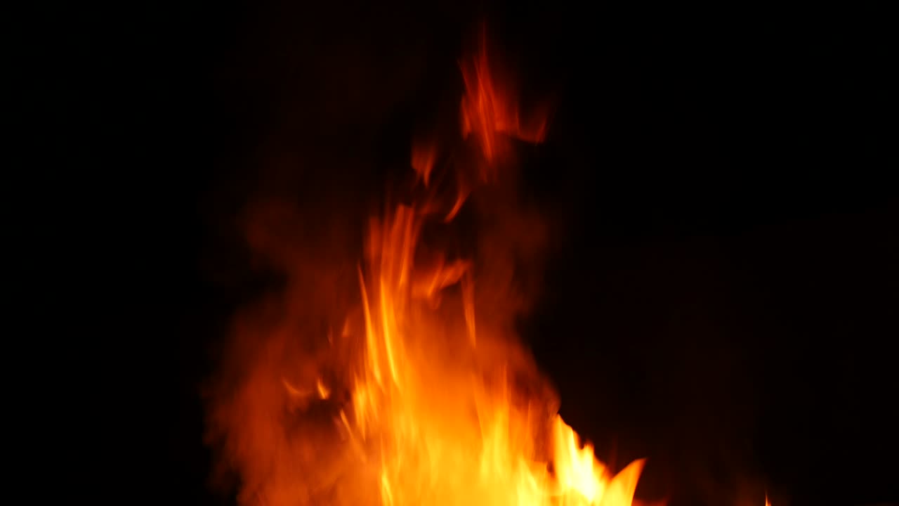 las llamas del fuego se elevan con el humo